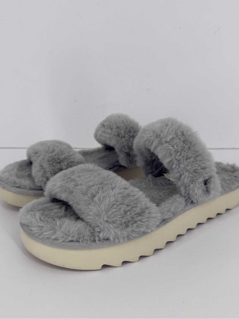 Koolaburra UGG Size 9 Double Strap Slide Sandals Fuzz On Wild Dove Gray Faux Fur